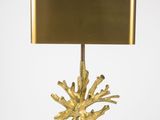une lampe de table en laiton surmontée d'un abat-jour carré