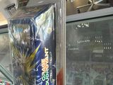 une vitrine remplie de bandes dessinées dans un magasin