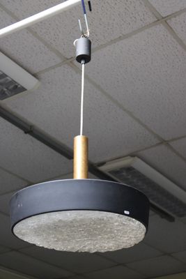 une lampe suspendue au plafond de la pièce