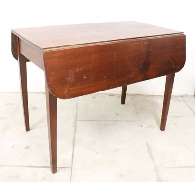 une petite table en bois équipée d'un plateau rabattable