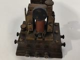 une petite locomotive ancienne posée sur une surface blanche