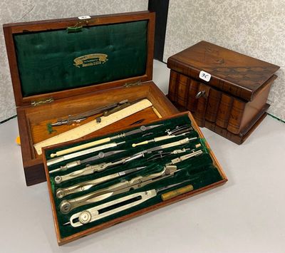 une boîte en bois contenant un tas de couteaux