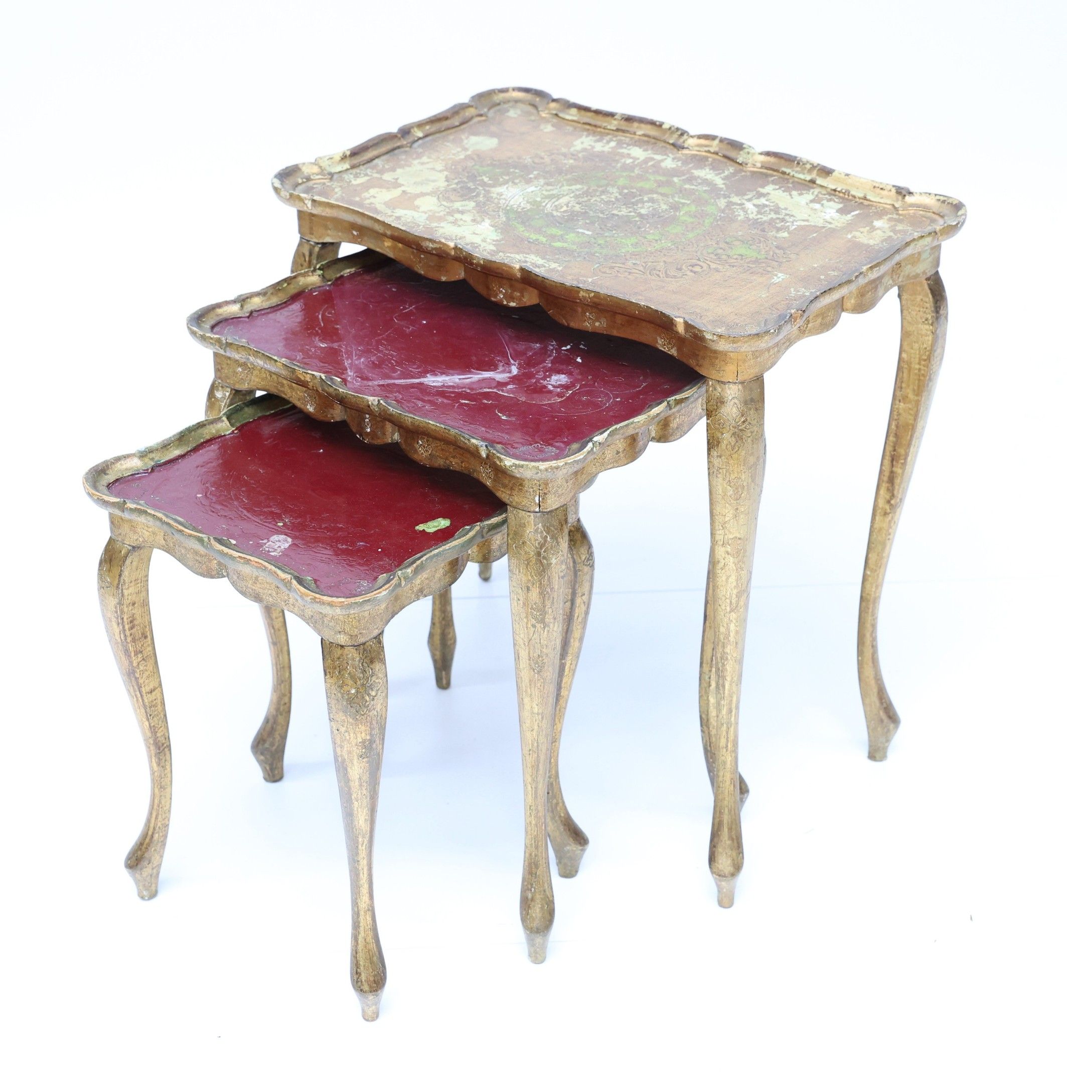 Suite de trois tables gigognes en bois doré - Travail véniti…