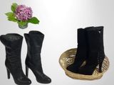 deux paires de bottes noires et un panier rempli de fleurs