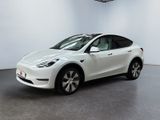 une Tesla Model X blanche garée dans une pièce blanche