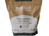 un sachet de protéines de lactosérum d'origine locale sur fond blanc