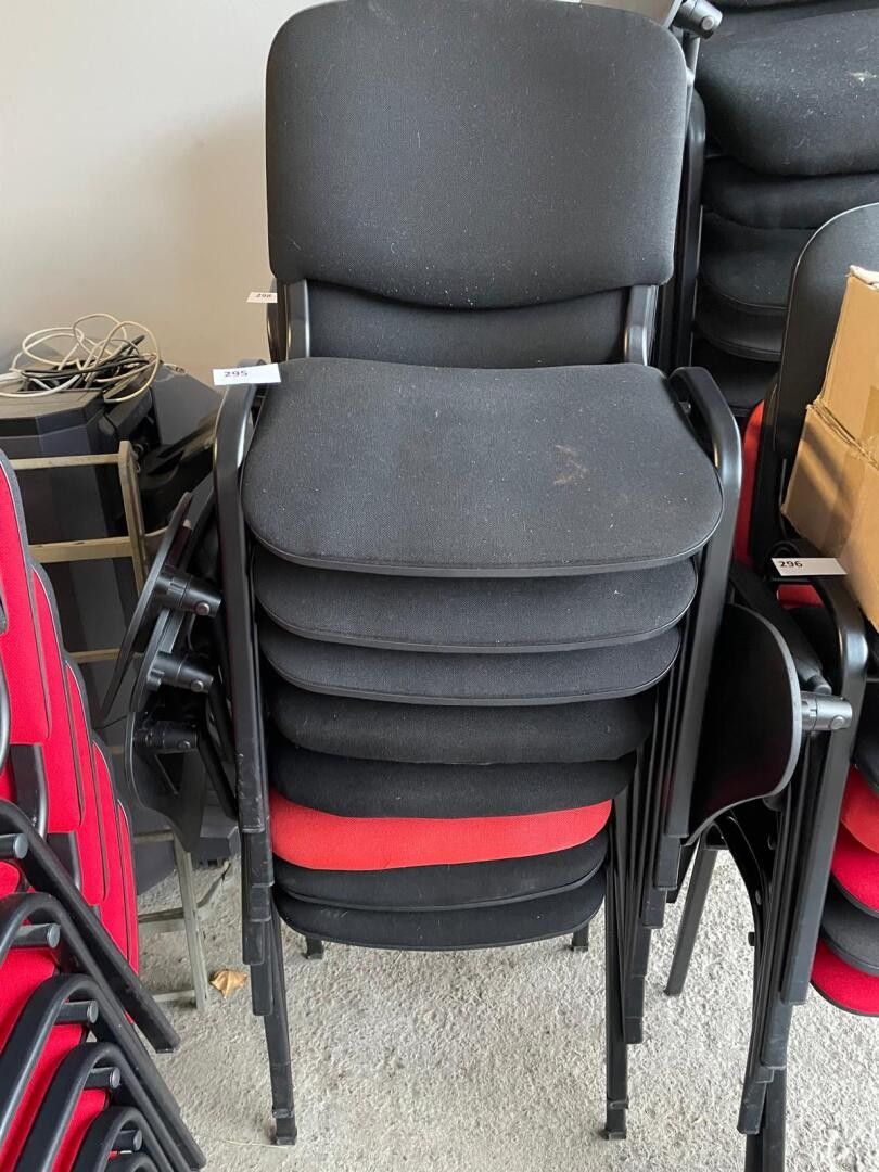 Un lot de 8 chaises d'accueil en tissus rouges et noires