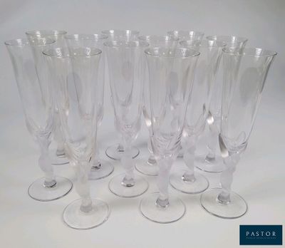 six verres à vin transparents posés les uns à côté des autres sur une surface blanche