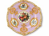 une assiette garnie de fruits sur fond blanc
