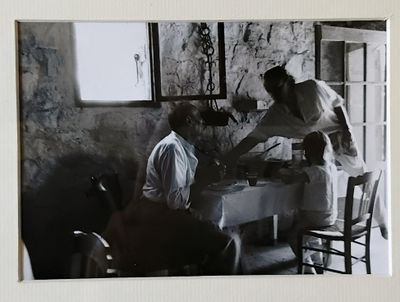une photo en noir et blanc d'un homme et d'une femme assis à une table