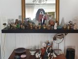 une petite table sur laquelle se trouve un miroir