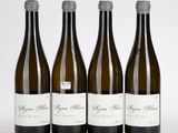 trois bouteilles de vin posées les unes à côté des autres sur une surface blanche