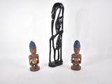 deux petites figurines représentant un homme et une femme sur fond blanc
