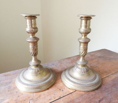 deux bougies posées sur une table en bois