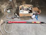 une boîte à outils posée par terre à côté d'un tuyau d'arrosage