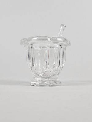 un verre avec une paille à l'intérieur, posé sur une table
