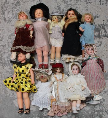 a lot of dolls that are sitting on a table
