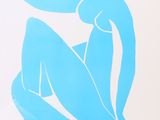 une image représentant la silhouette bleue d'une femme assise sur une planche de surf