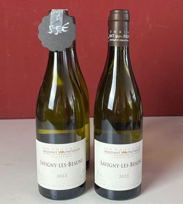 trois bouteilles de vin posées sur une table