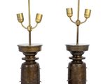 paire de bougeoirs anciens en laiton sur des socles en bois