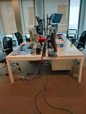 un bureau sur lequel se trouvent tout un tas de matériel informatique
