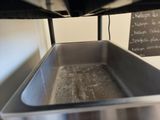 une casserole en métal contenant beaucoup d'eau