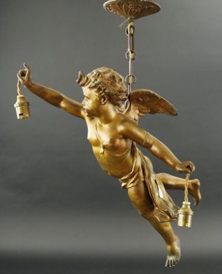 statue en bronze représentant un ange tenant une cloche, ainsi qu'une cloche suspendue à une chaîne