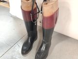deux paires de bottes posées par terre