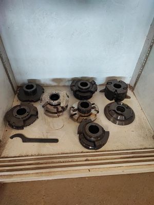 de nombreuses machines posées sur une table