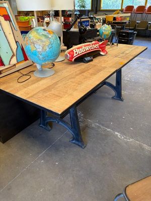 une table sur laquelle est posé un globe terrestre, dans une pièce