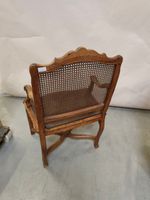 Fauteuil en bois naturel mouluré et sculpté à décor de rince… (photo 2)