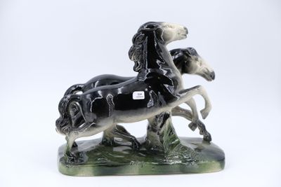 une figurine représentant un cheval et un chien sur fond blanc
