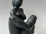 un gros plan sur une statue représentant une femme tenant un bébé dans ses bras