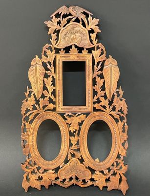 une horloge en bois sur laquelle sont fixés deux miroirs