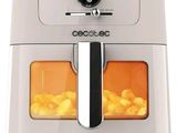 une friteuse à air chaud contenant des aliments