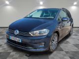 La Volkswagen Golf bleue est garée dans une pièce dont le sol est en damier.