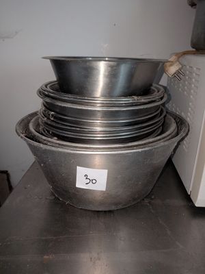 une pile de bols en métal posée sur un plan de travail