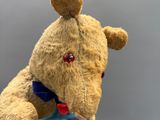 un ours en peluche assis sur une chaise