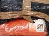 un grand sac contenant des objets orange et noirs à l'arrière d'une moto