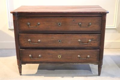 une commode en bois exposée dans une pièce