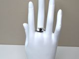 une main de mannequin blanche avec une bague au doigt