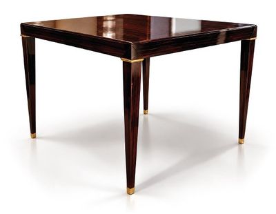 La table est en bois et possède un plateau en verre.