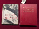 deux livres posés sur une table rouge