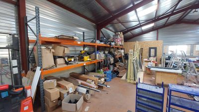 une pièce remplie de boîtes et d'étagères