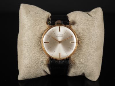 une montre posée sur un oreiller