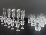 un grand nombre de verres à vin posés sur une table