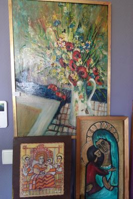 tableau accroché au mur d'une pièce violette, représentant un vase de fleurs et des tableaux