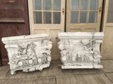 deux vases blancs posés l'un à côté de l'autre sur un parquet