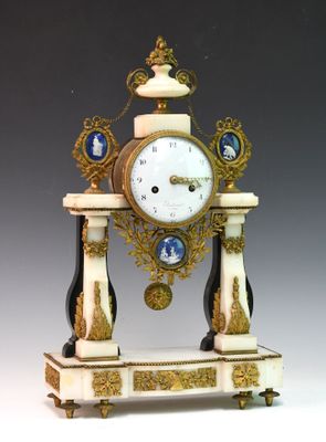 une horloge posée sur une table