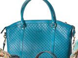 sac à main en cuir bleu, avec un porte-monnaie assorti et des chaussures à talons hauts